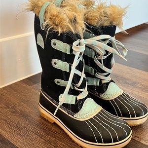 Girls Sorel Fur Lined Snow Boot Navy and Light Blue